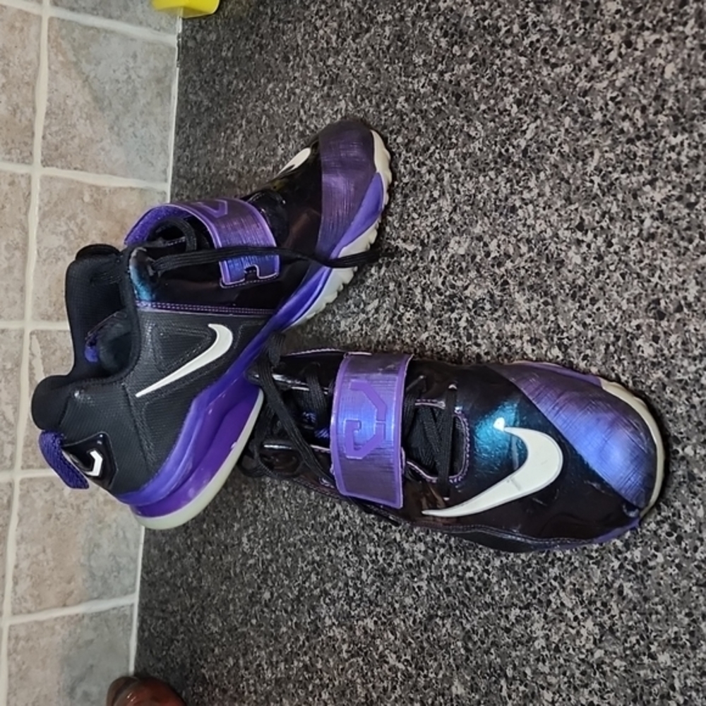 Nike Calvin Johnson training shoes - Picture 2 of 4